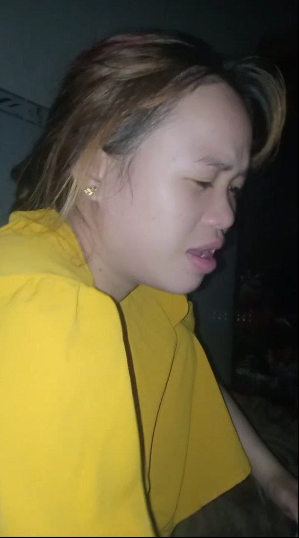Cậu học trò thi có kết quả tốt được cô gia sư thưởng nóng