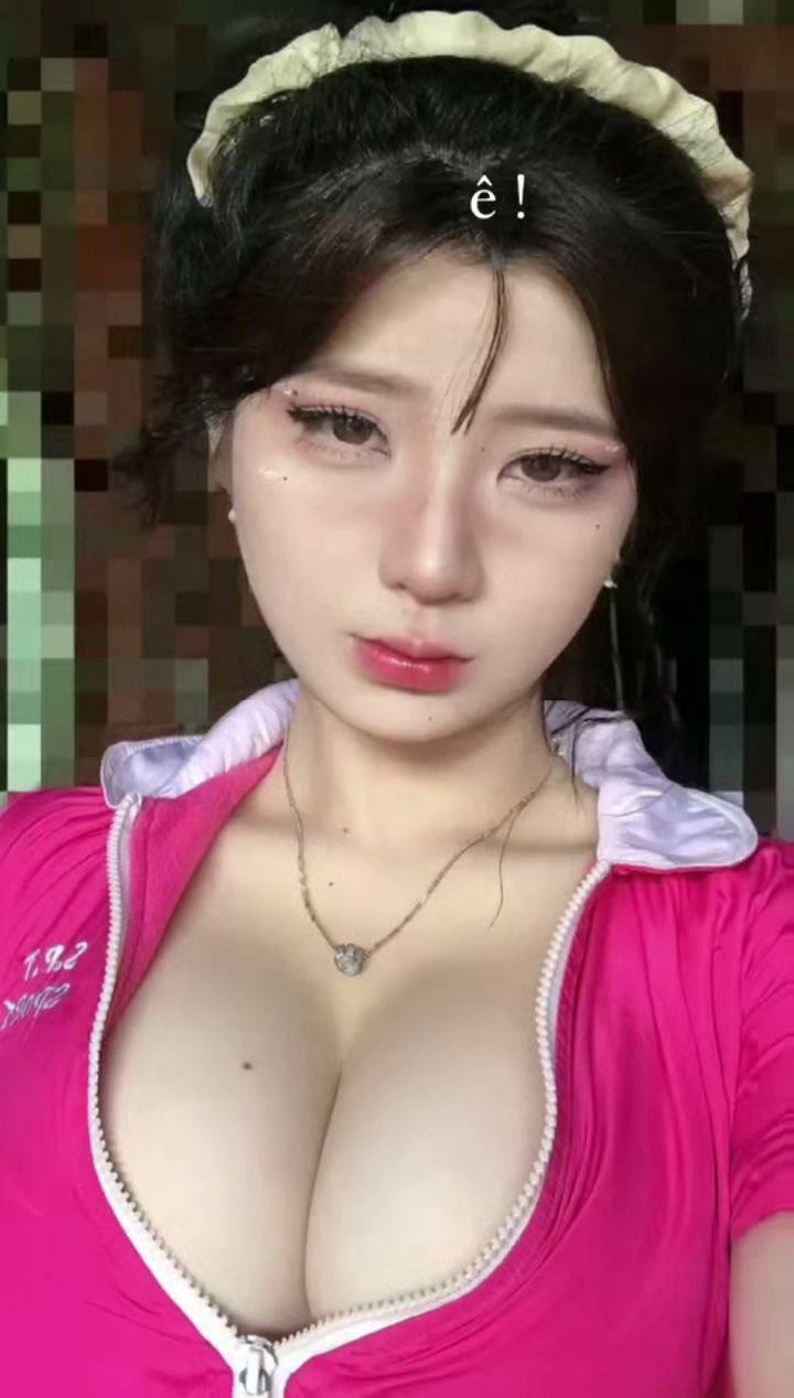 Vợ lén lút quan hệ với bạn trai và quan hệ với anh ta trong xe