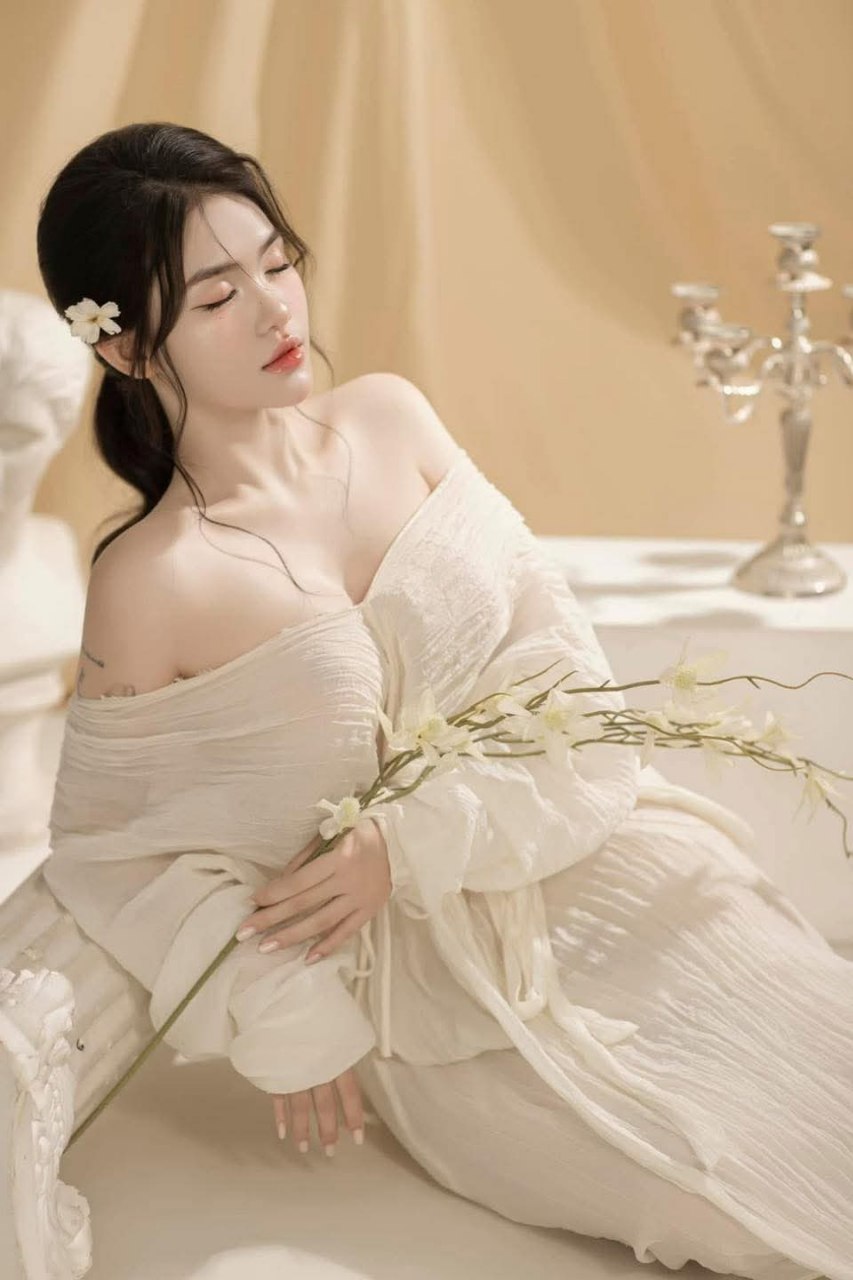 GS-447-C Một cô vợ trẻ đến dự buổi phỏng vấn làm tiếp viên hàng không vào ban ngày và đã có cuộc gặp gỡ nồng nhiệt. Một cô vợ trẻ nghiệp dư không có kinh nghiệm làm tiếp viên đang háo hức kiếm tiền vì chồng cô không kiếm được nhiều tiền. Nhưng khi tôi nói với cô ấy rằng bây giờ là ban ngày và cô ấy không thể kiếm được nhiều tiền như vậy, cô ấy nói sẽ làm bất cứ điều gì và bắt đầu cởi quần áo! ? Khi tôi nói, "Không, đây không phải là cửa hàng đồ chơi tình dục...", cô ấy hào hứng trả lời, "Anh có thể nếm thử."